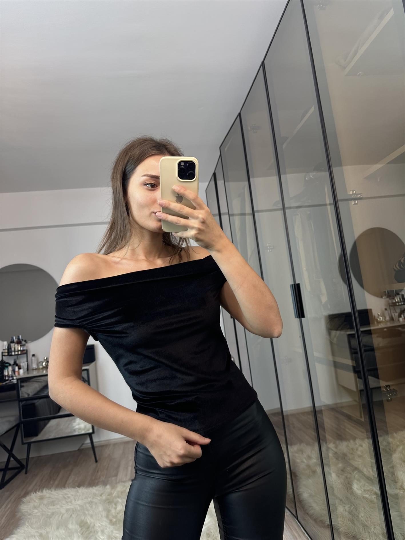 Lillie Siyah Omuz Detaylı Kadife Bluz 