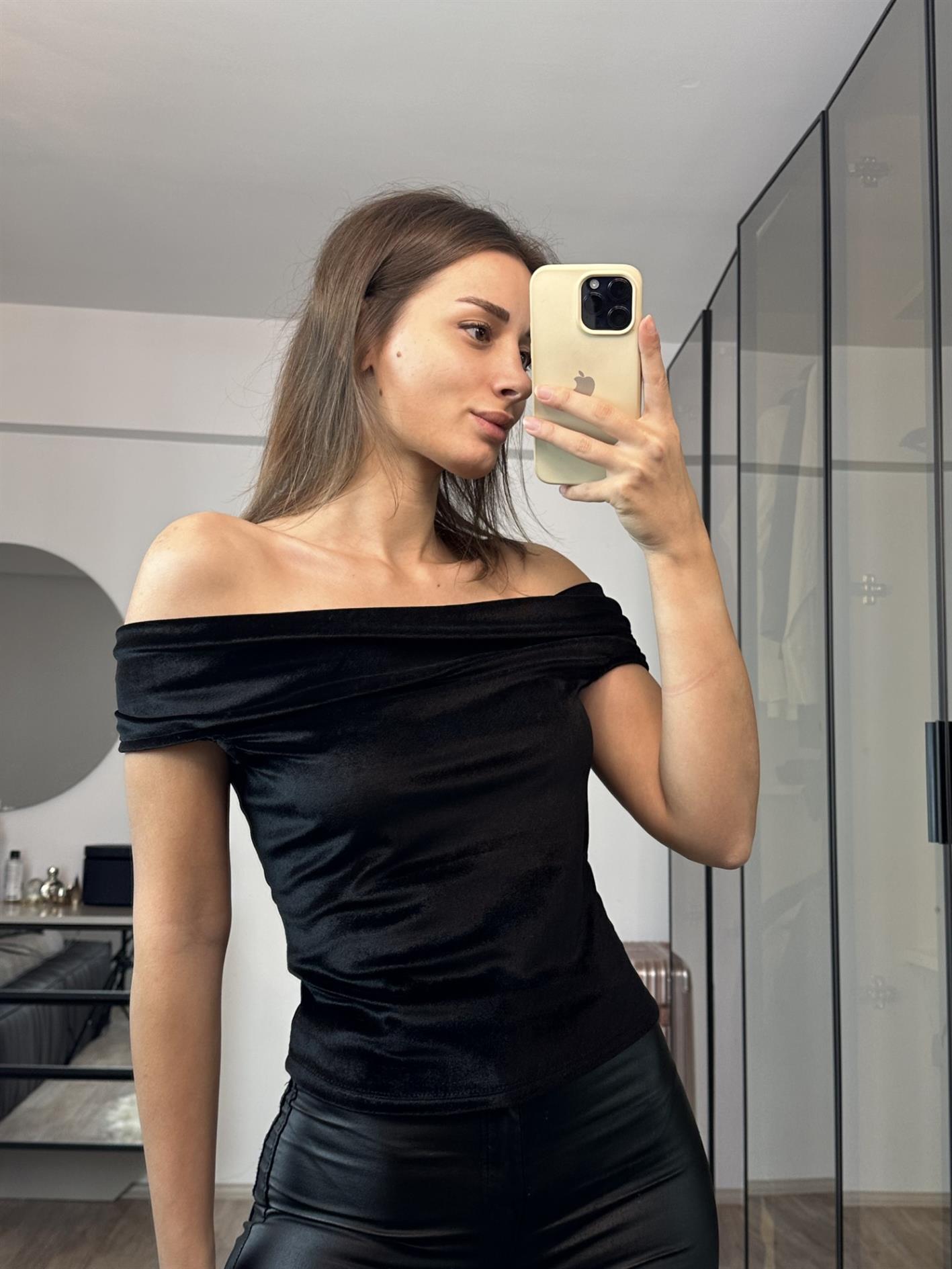 Lillie Siyah Omuz Detaylı Kadife Bluz 