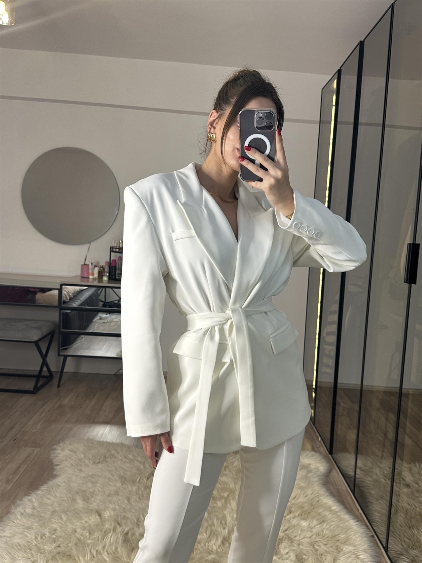 Olivia Beyaz Bağlama Detaylı Tasarım Takım