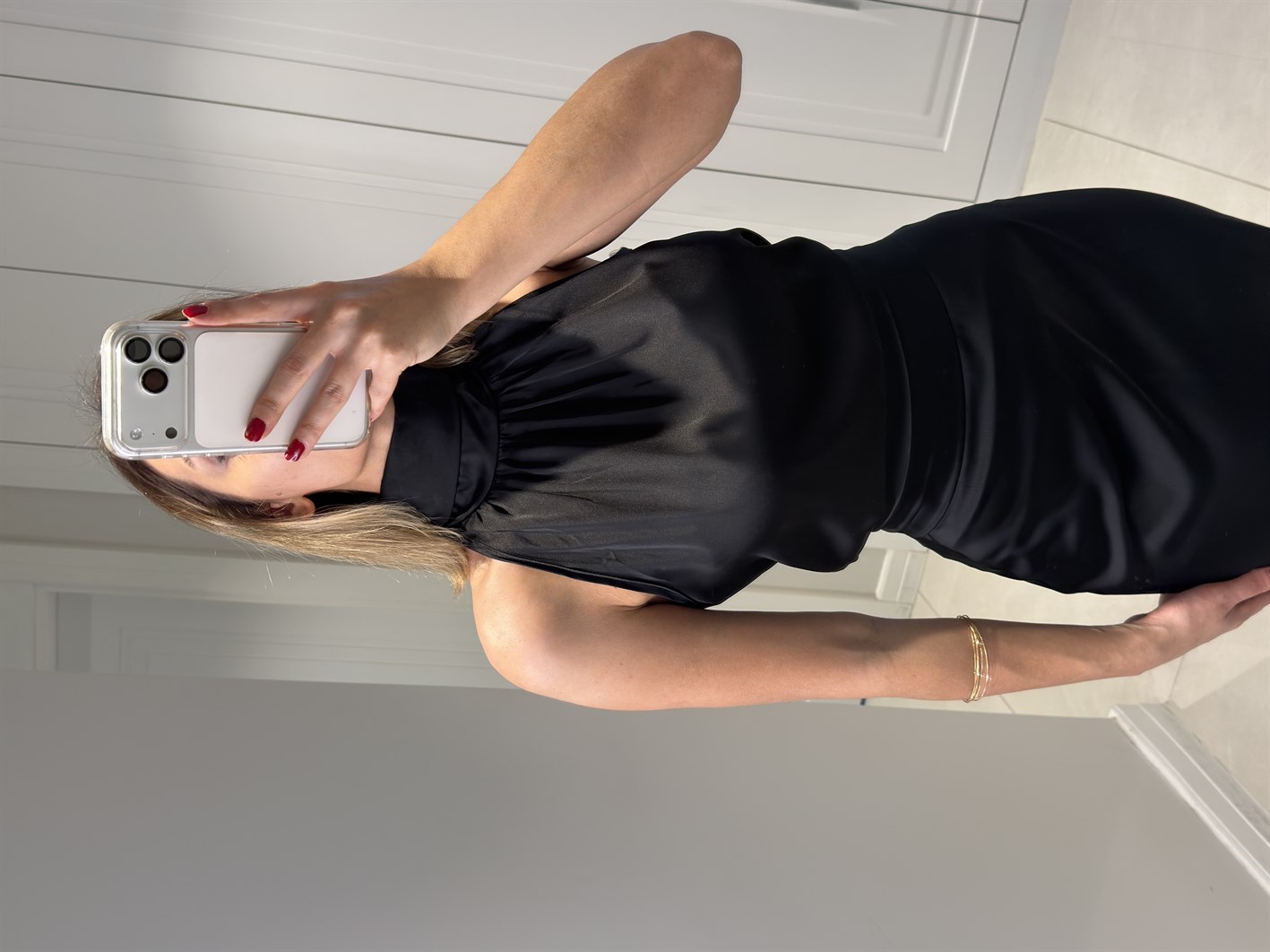 Riva Siyah Boğazlı Kolsuz Bluz