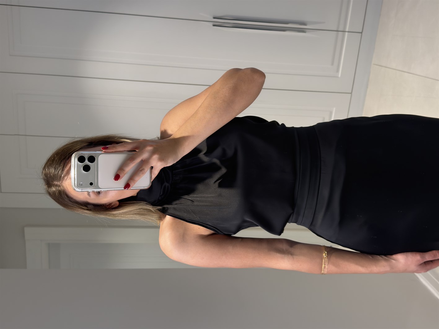 Riva Siyah Boğazlı Kolsuz Bluz