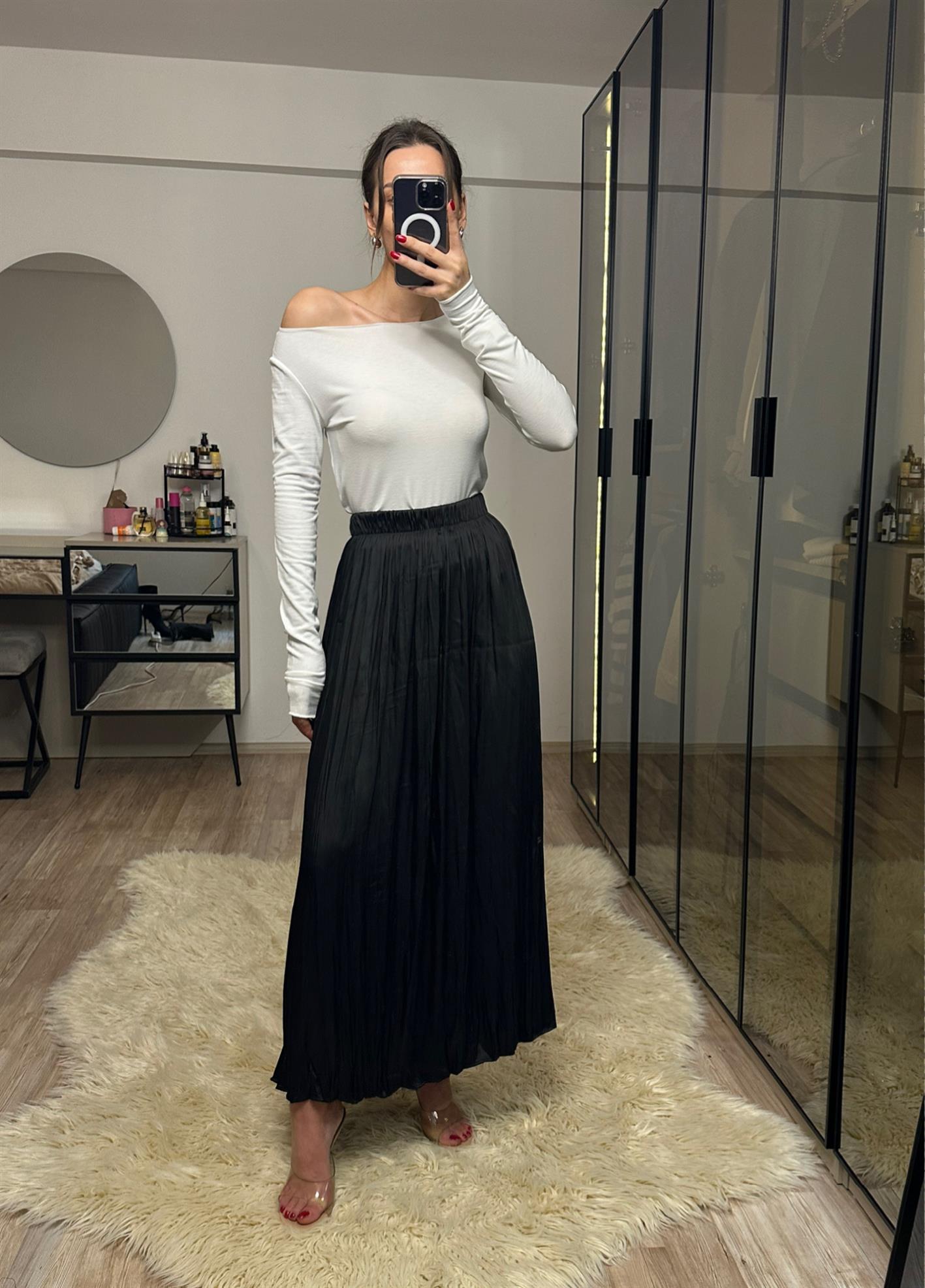 Siyah Saten Pileli Etek