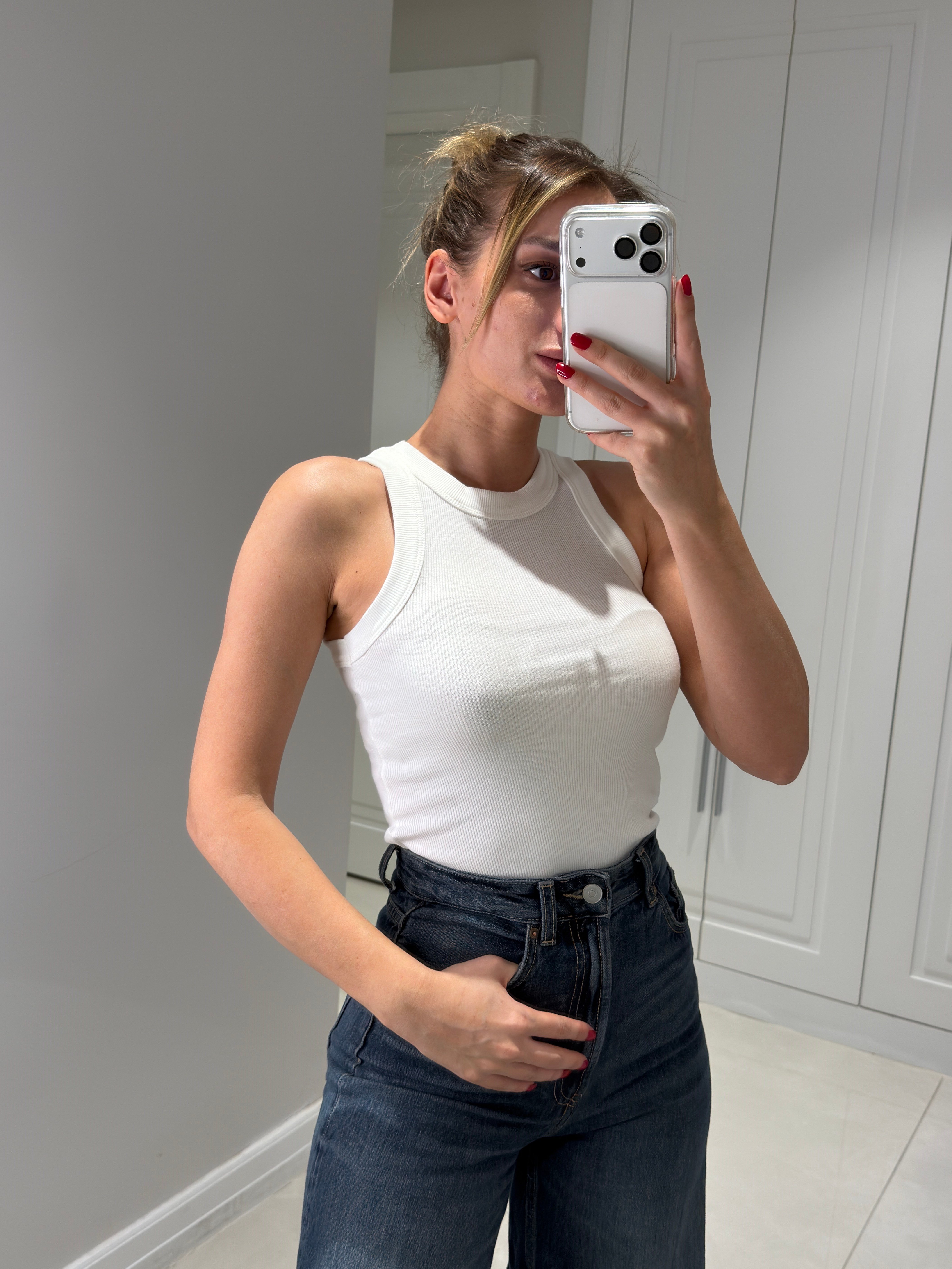 Charlotte Beyaz Halter Yaka Atlet