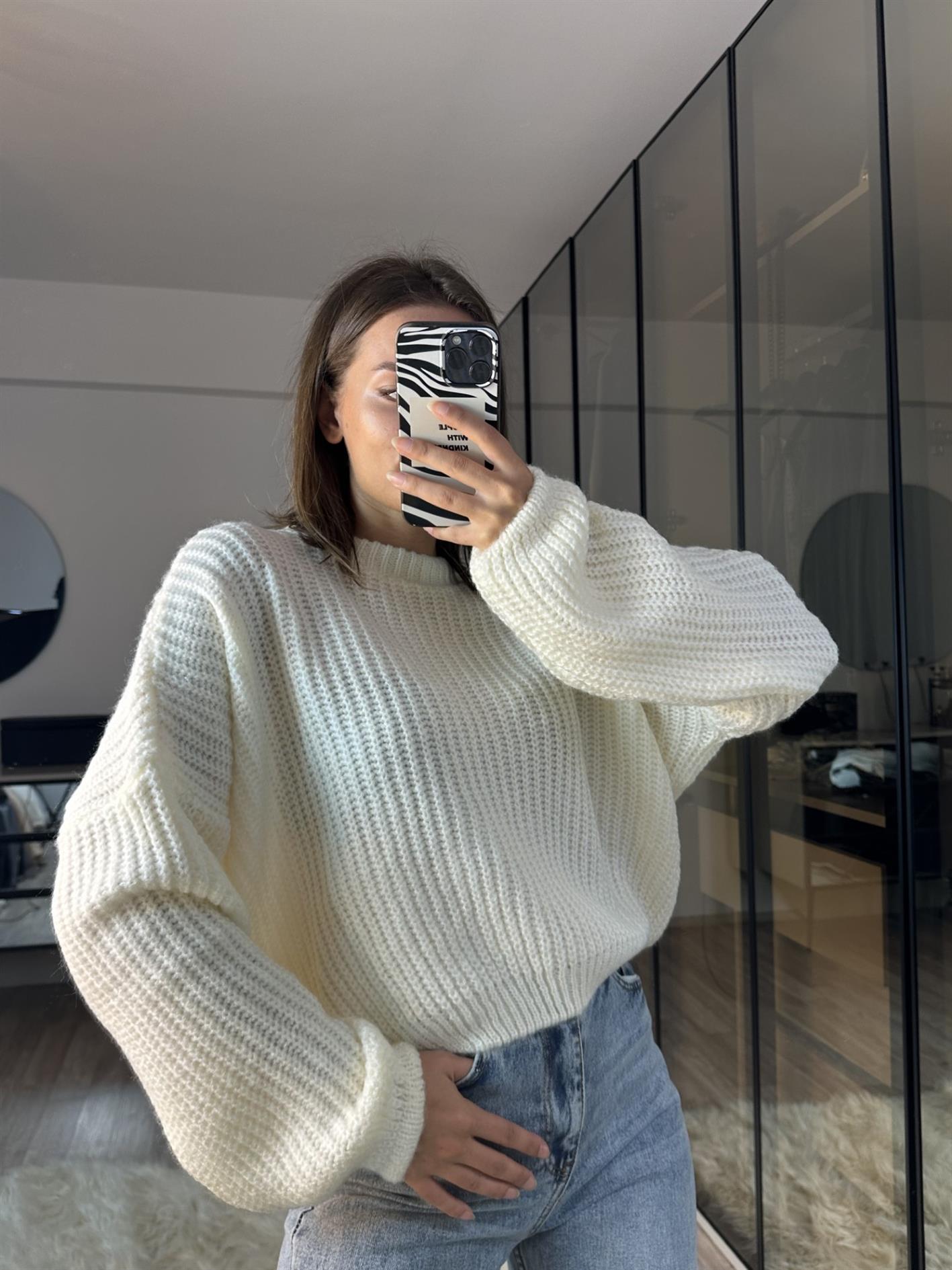 May Beyaz Selanik Örme Oversize Crop Kazak