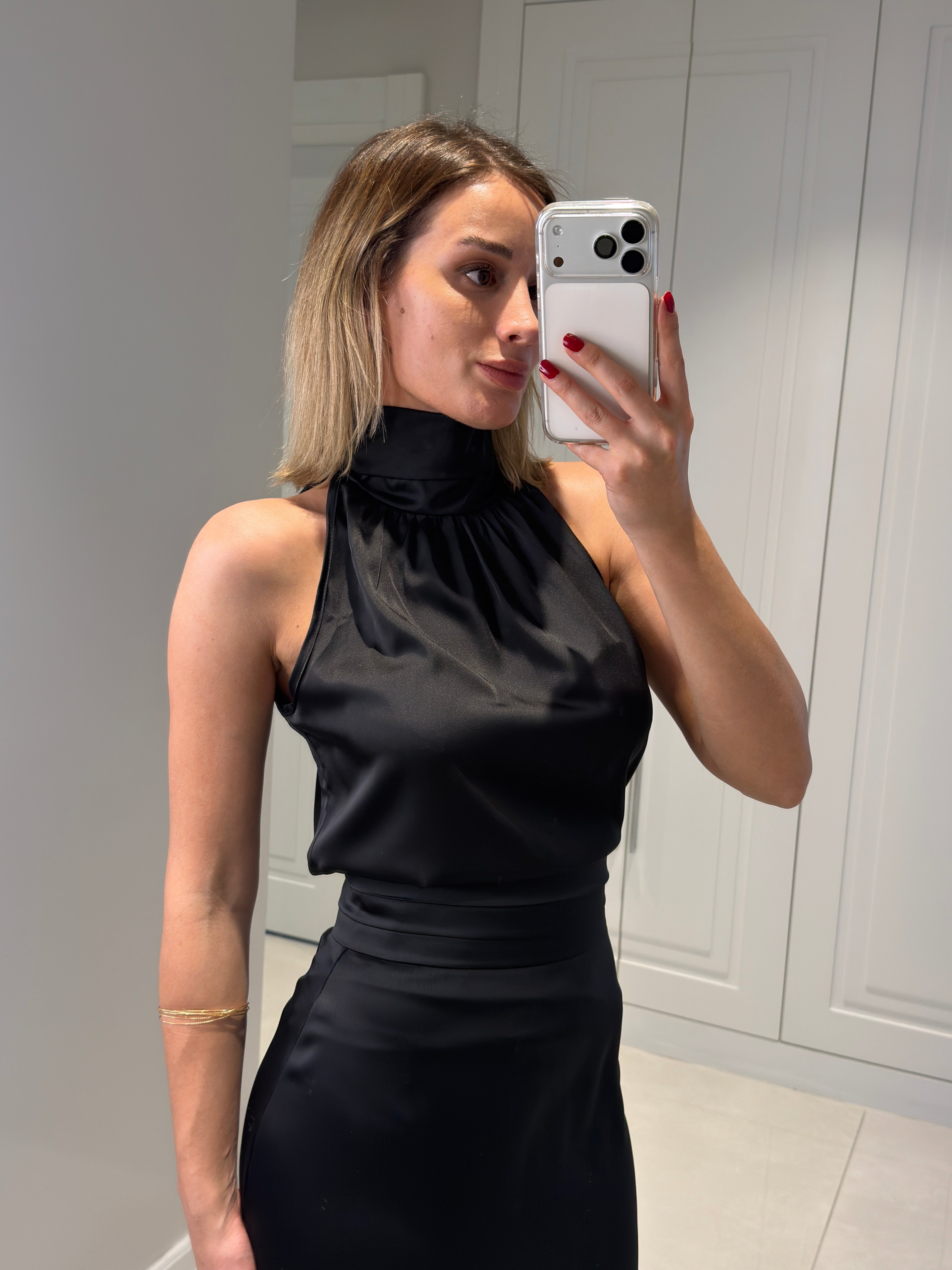 Riva Siyah Boğazlı Kolsuz Bluz