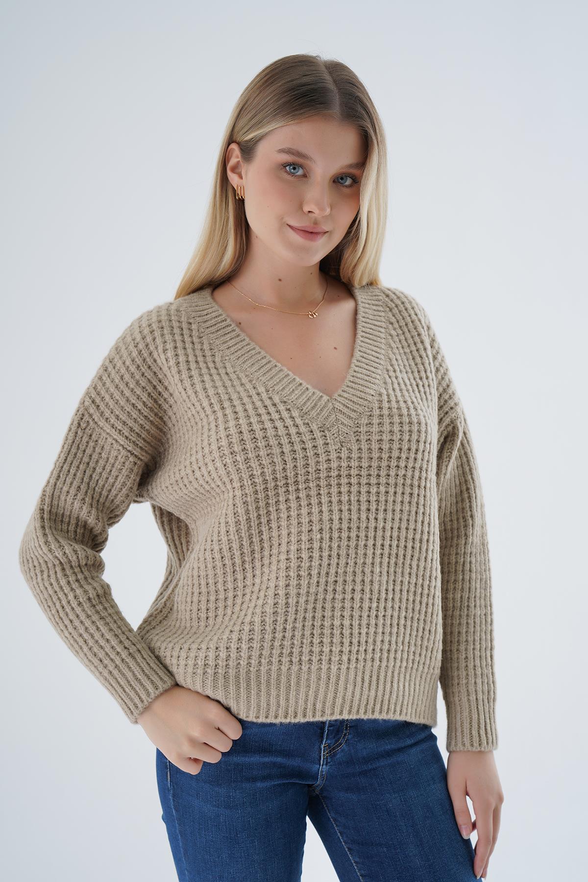 Kadın Bej Oversize V Yaka Nopen Selanik Örgü Yünlü Özel İplik Triko Örme Kazak TRIST-6160