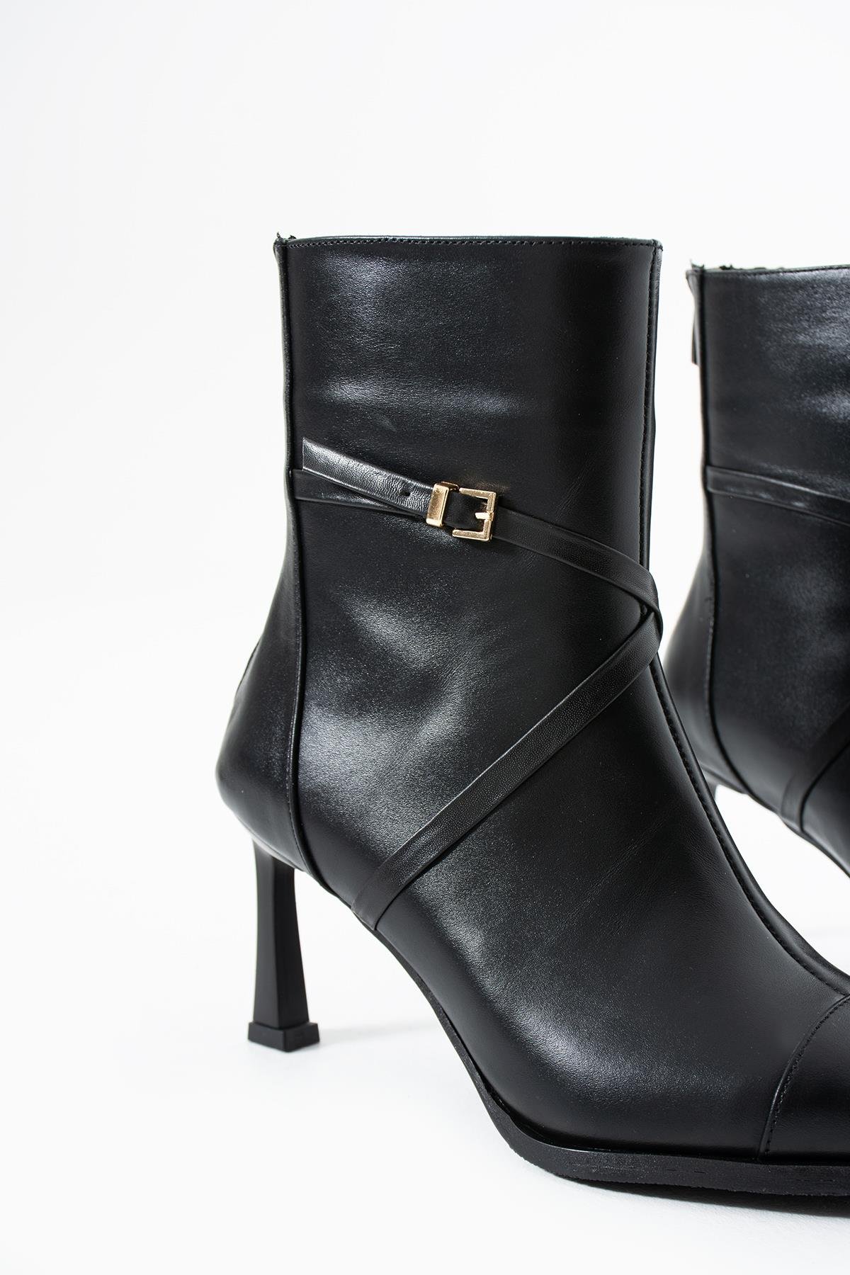 Amanda Sivri Burun Hakiki Deri Toka Detaylı Siyah Topuklu Kadın Bot