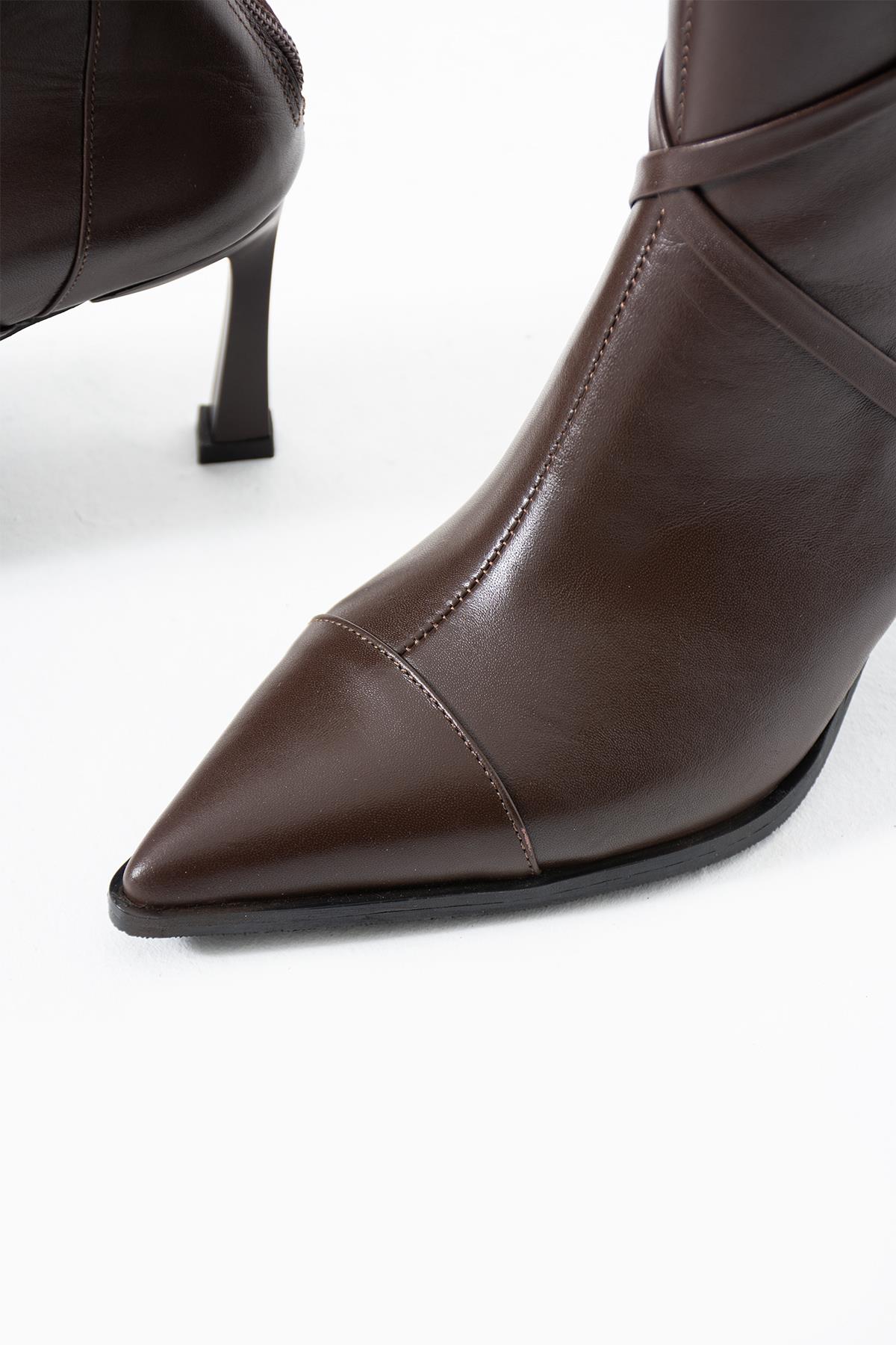 Amanda Sivri Burun Hakiki Deri Toka Detaylı Acı kahve Topuklu Kadın Bot