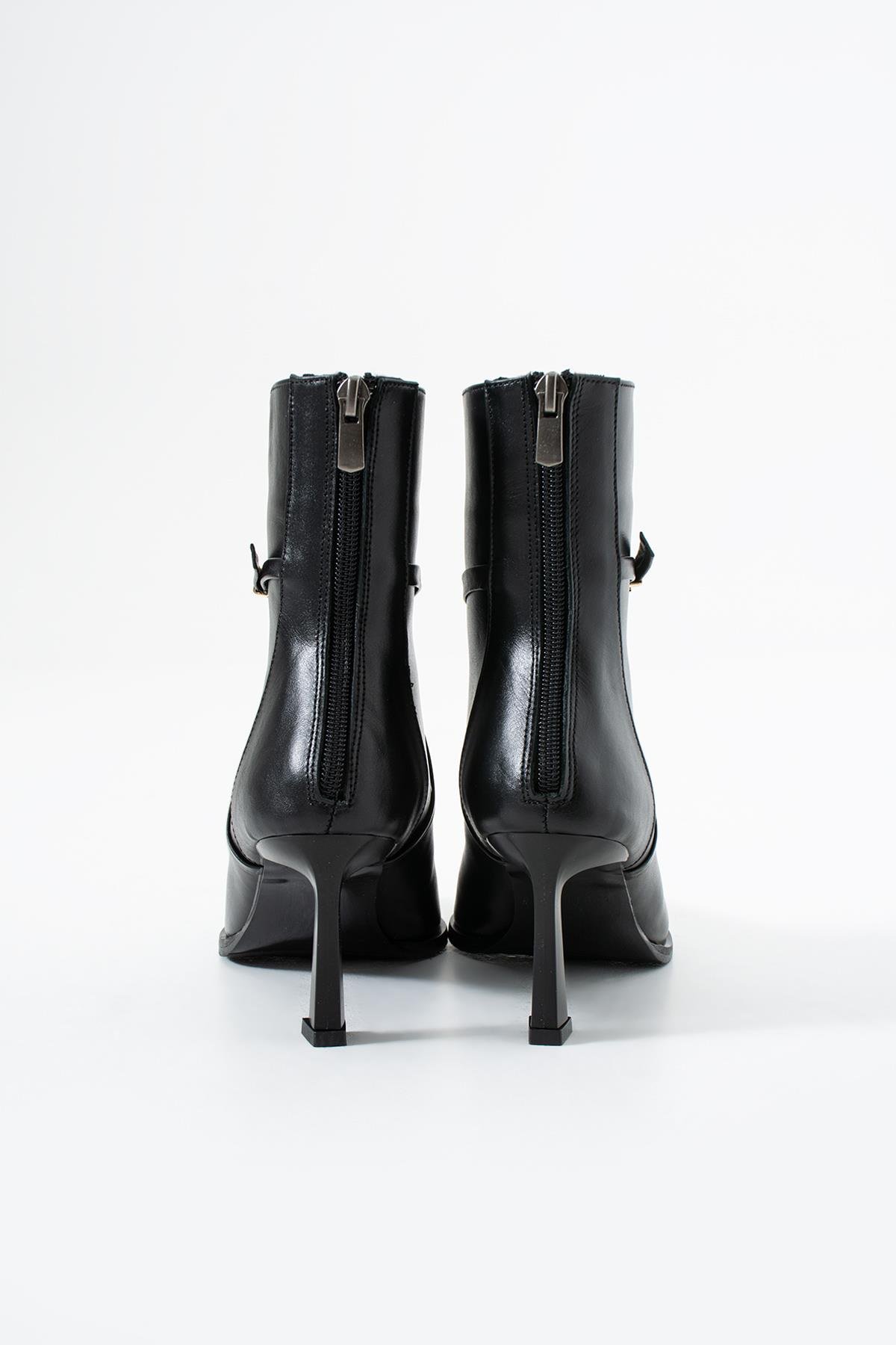 Amanda Sivri Burun Hakiki Deri Toka Detaylı Siyah Topuklu Kadın Bot