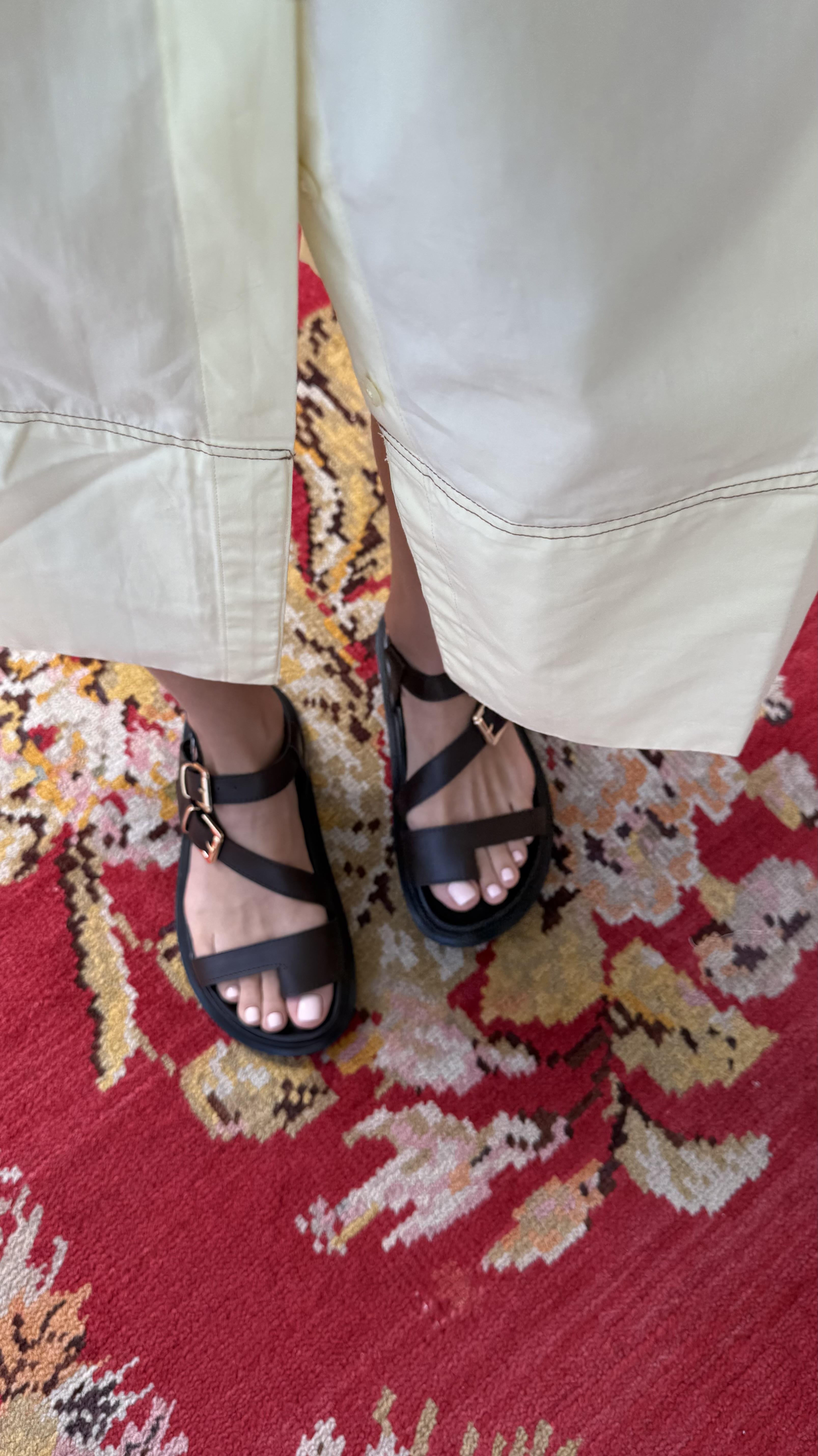 Çapraz Bantlı Parmak Detaylı Acıkahve Kadın Sandalet