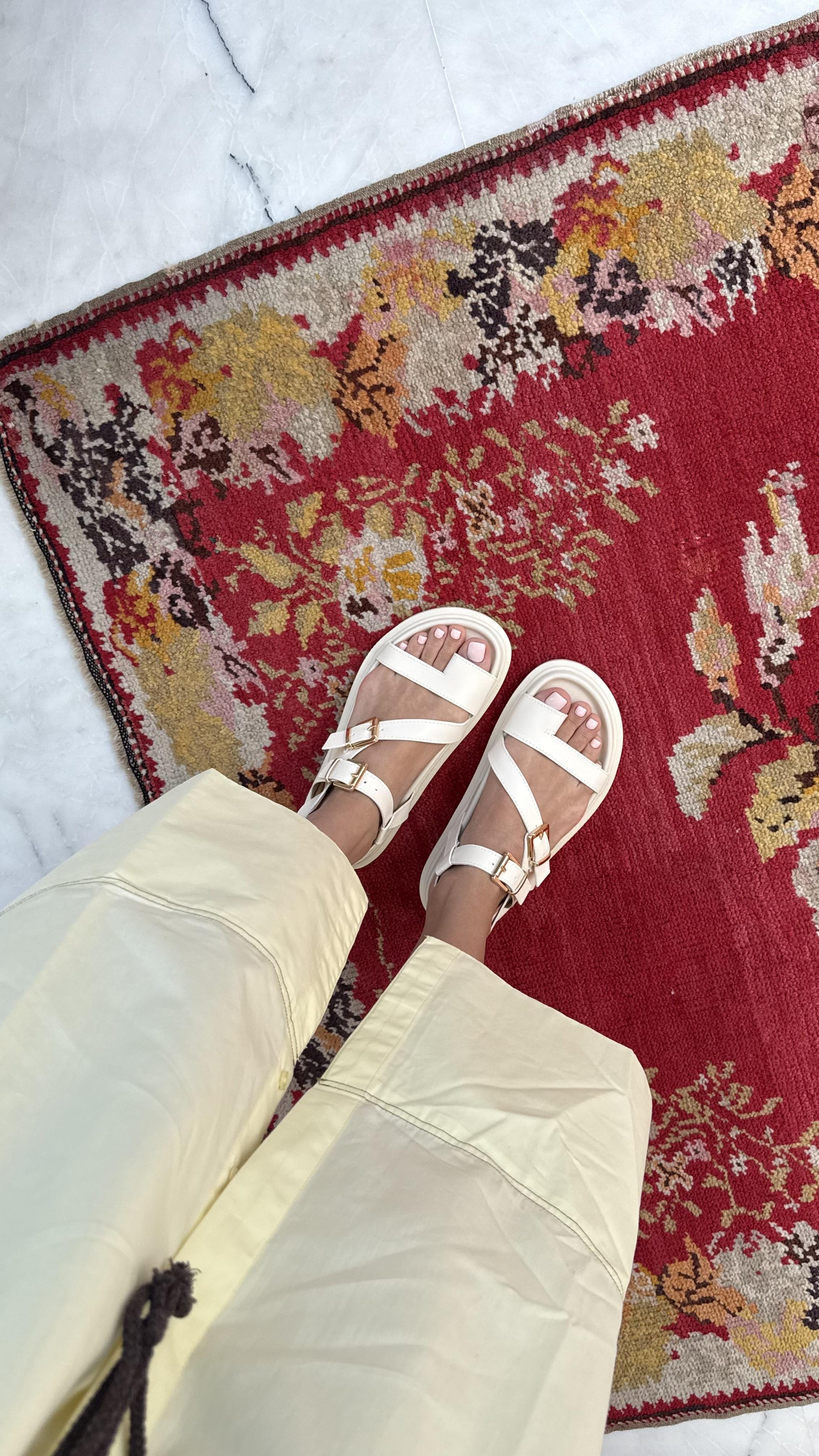 Çapraz Bantlı Parmak Detaylı Bej Kadın Sandalet