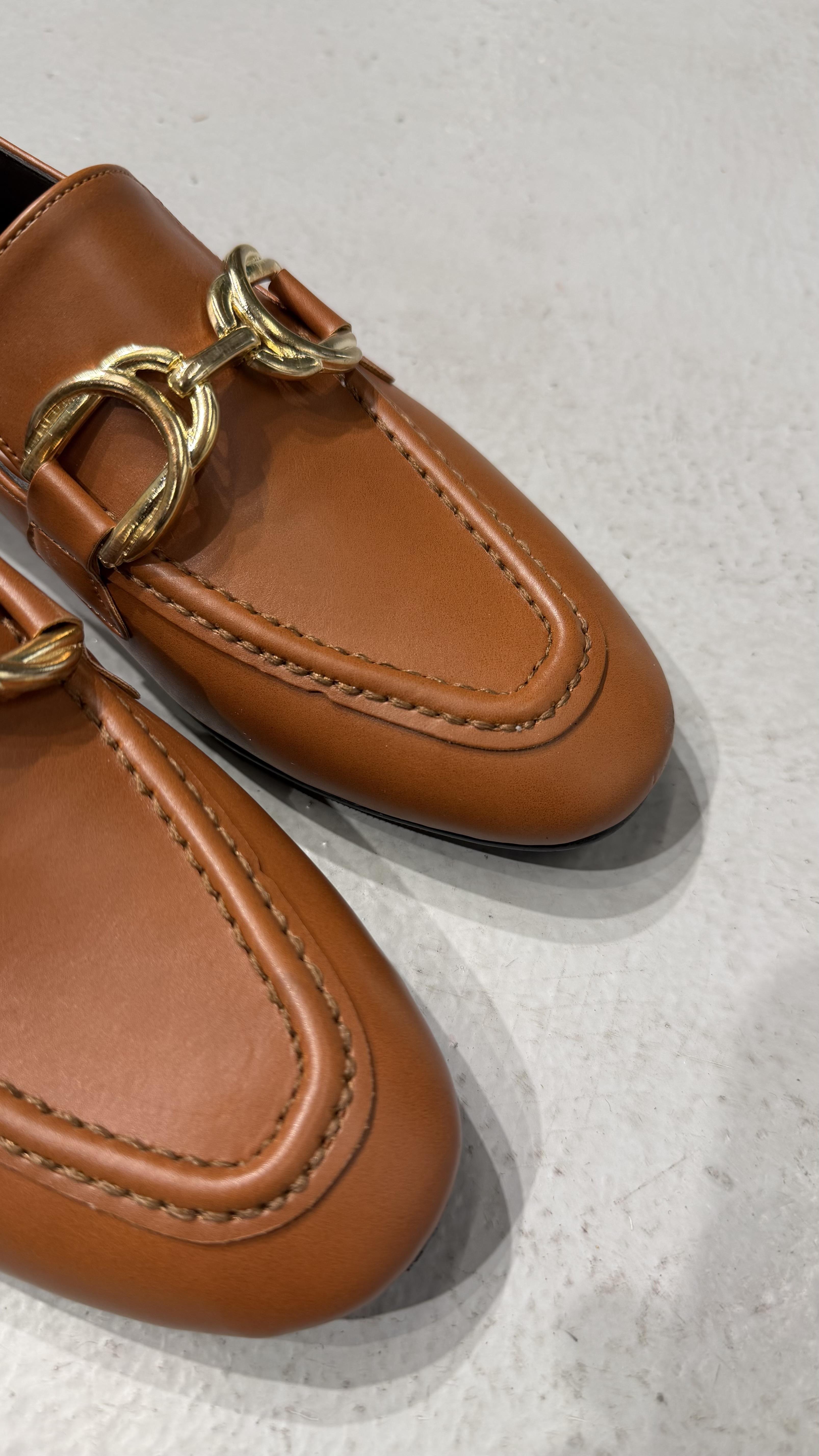 Gold Toka Detaylı Yuvarlak Kalıp Dikişli Kadın Babet Taba