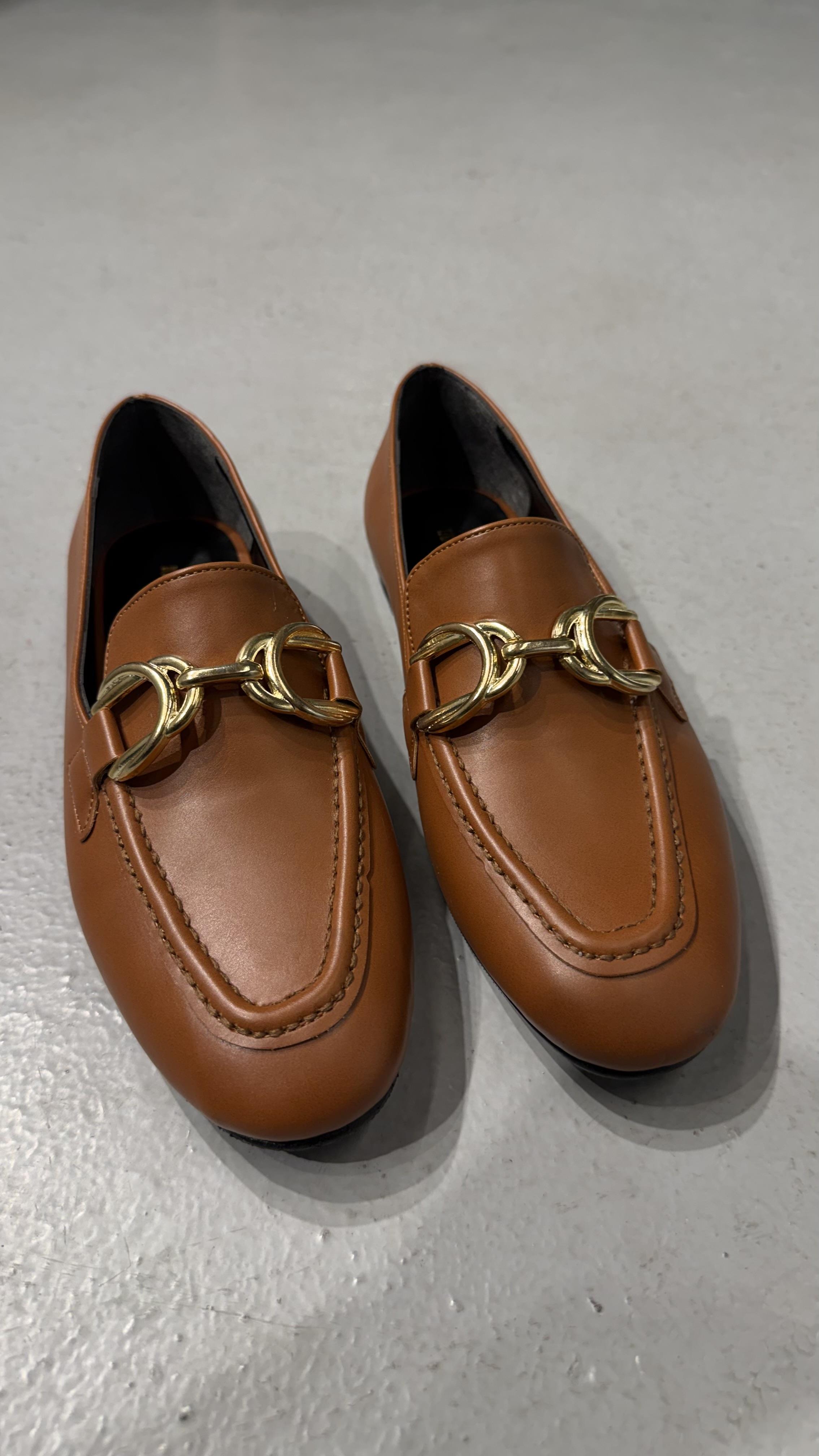 Gold Toka Detaylı Yuvarlak Kalıp Dikişli Kadın Babet Taba