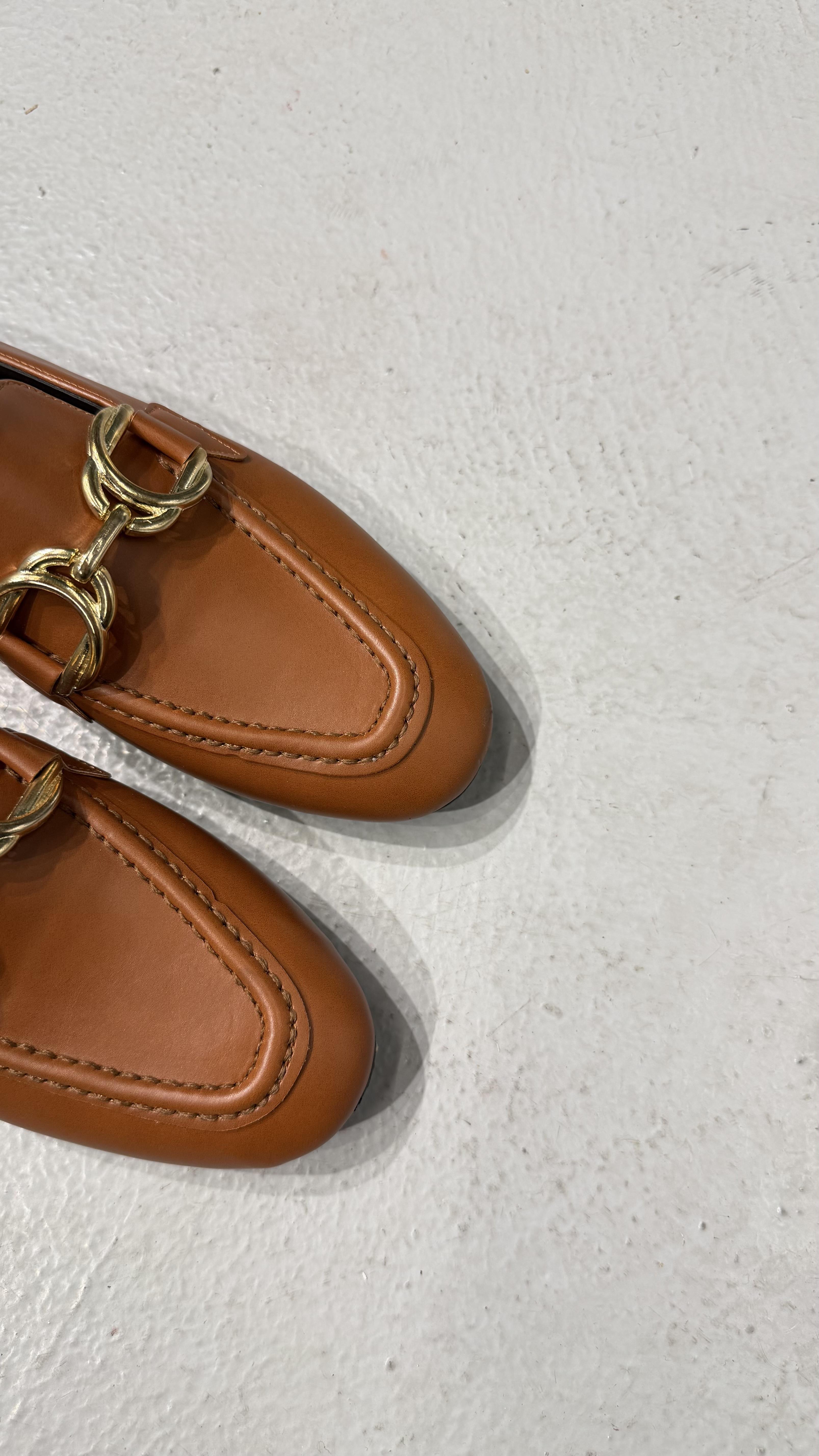 Gold Toka Detaylı Yuvarlak Kalıp Dikişli Kadın Babet Taba