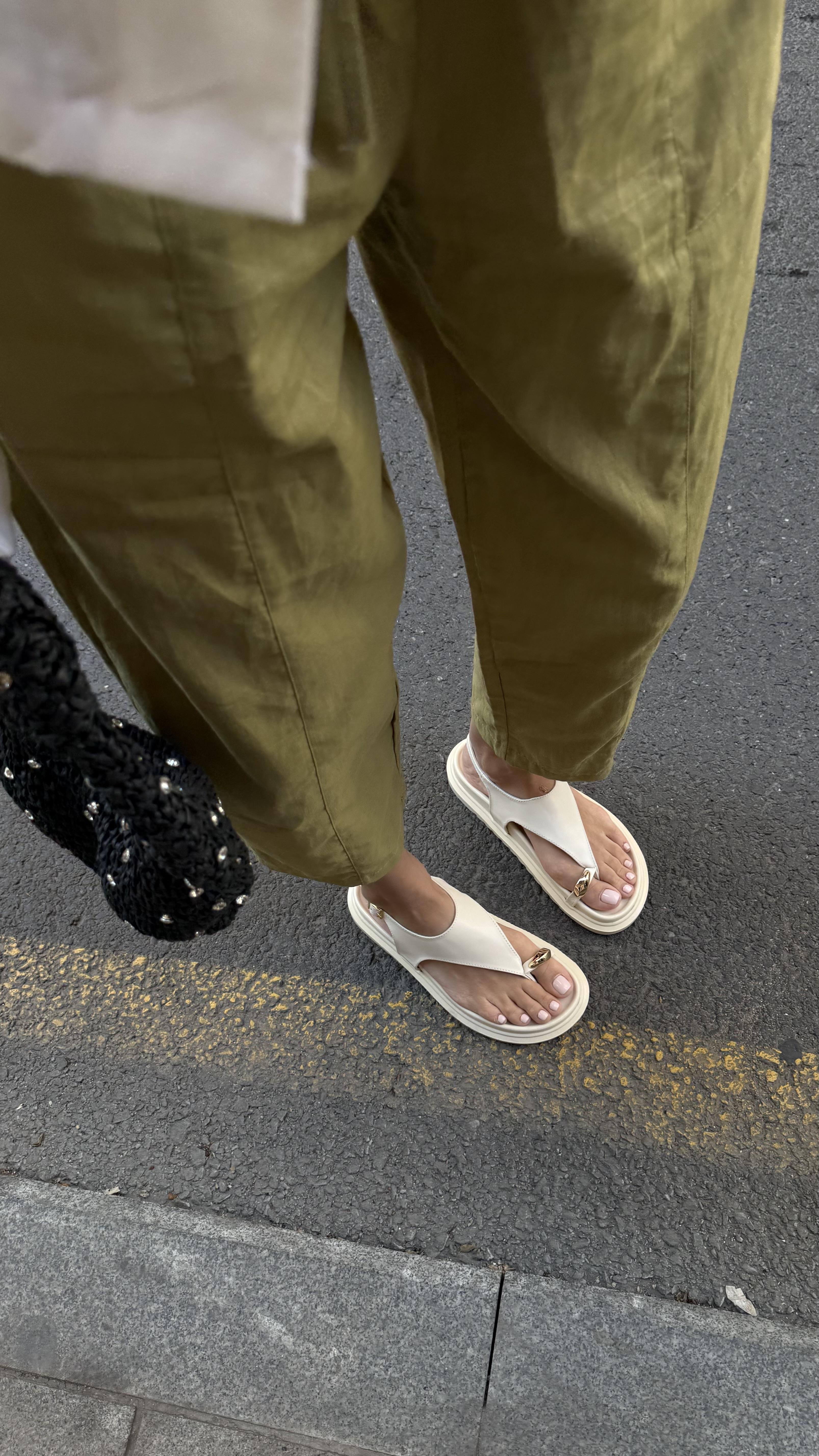 Gold Yüzük Modelli Bej Sandalet