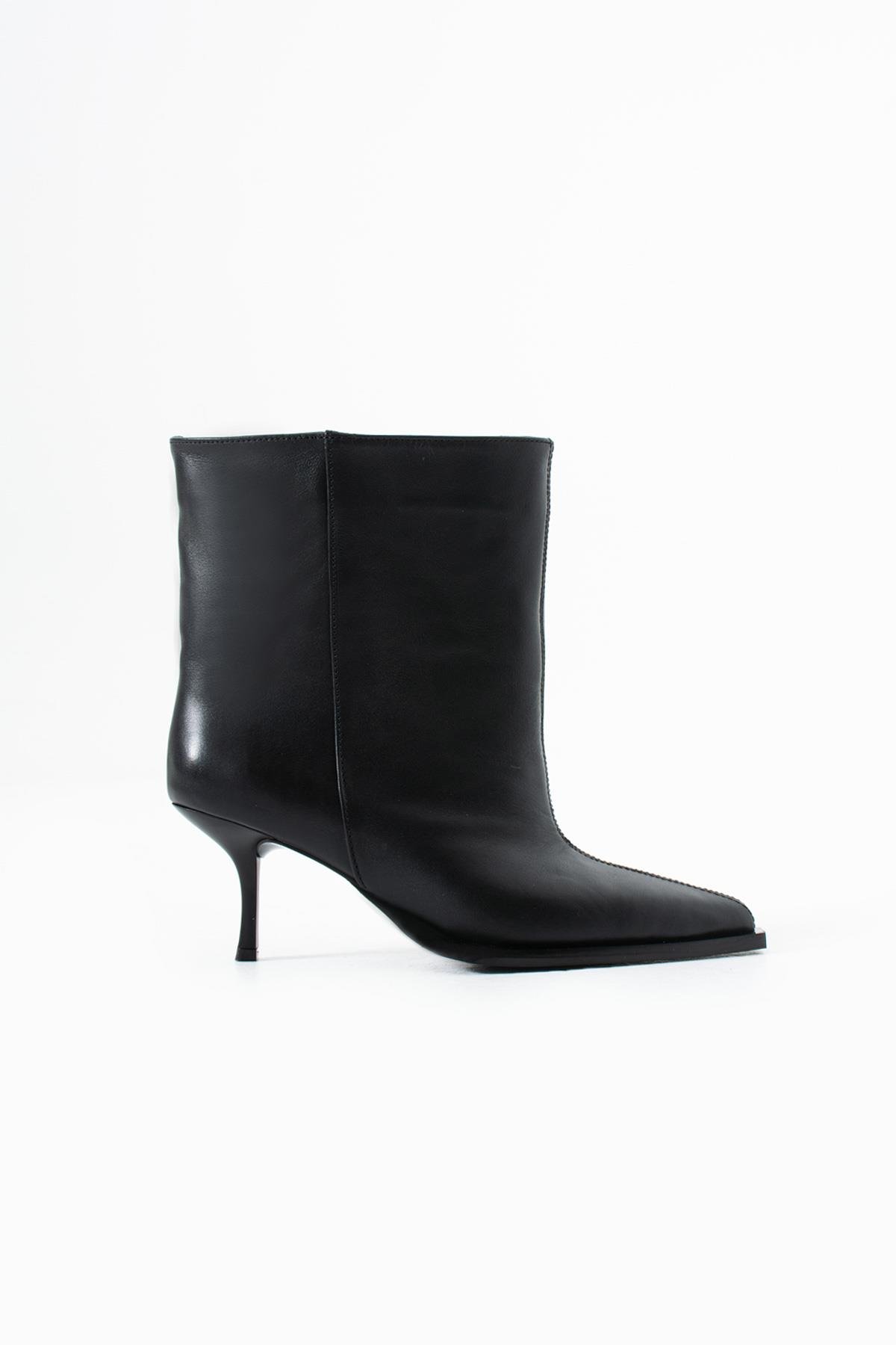 Siyah Cilt Hakiki Deri Sivri Burun Dikişli Kadın Bot