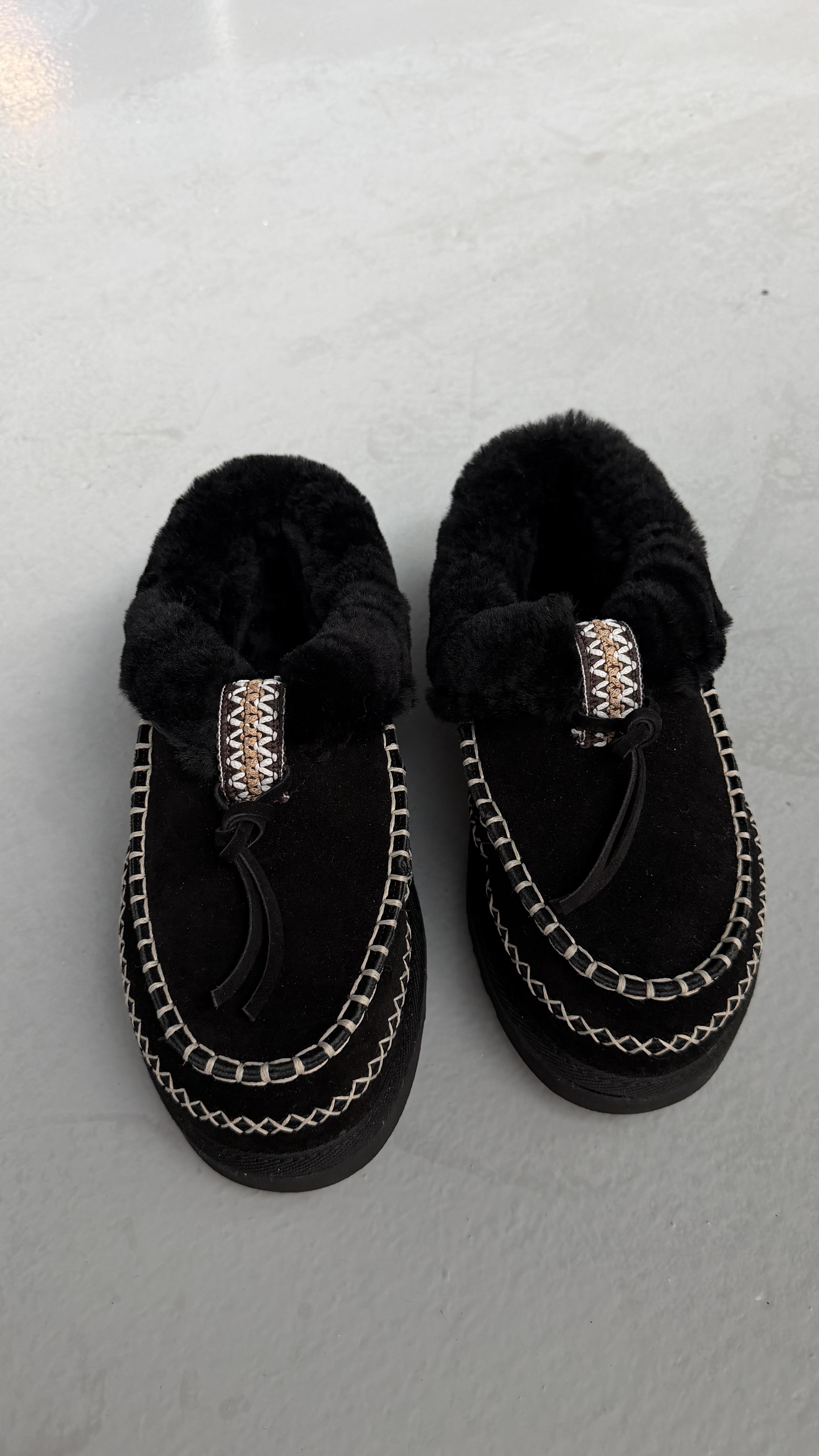 Siyah Hakiki Süet Deri Dikişli Kürklü Kadın Makosen Terlik