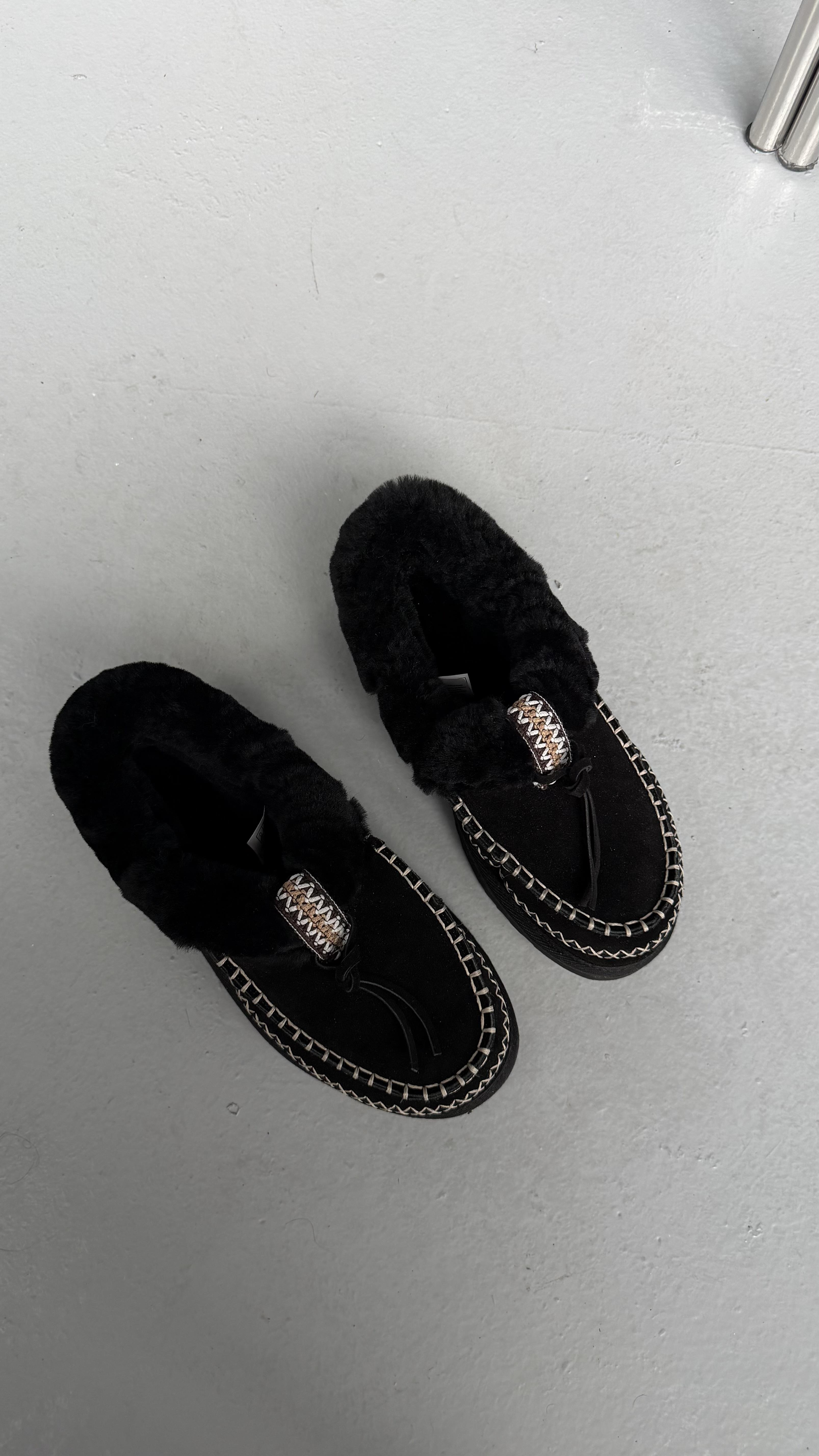 Siyah Hakiki Süet Deri Dikişli Kürklü Kadın Makosen Terlik