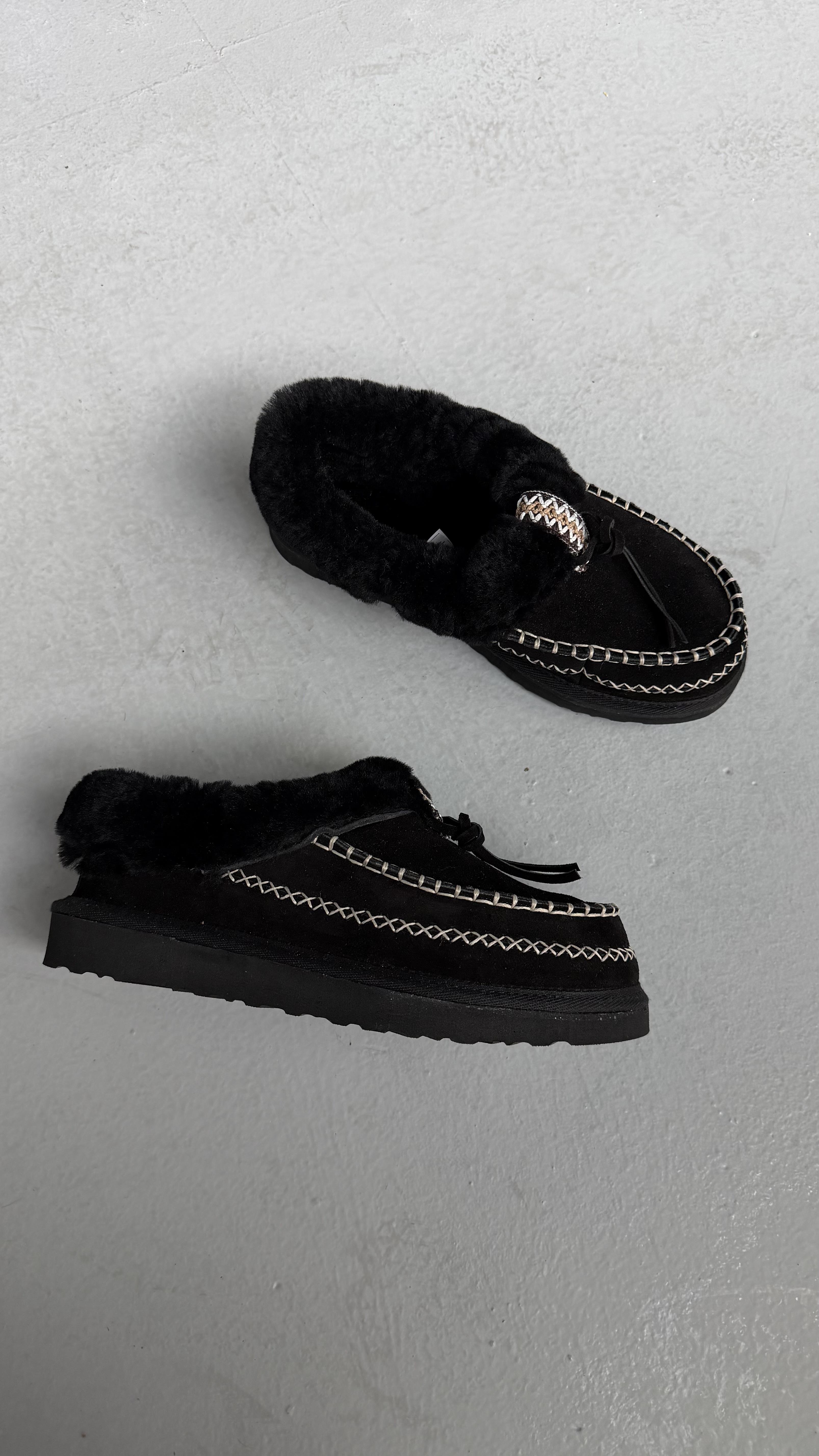 Siyah Hakiki Süet Deri Dikişli Kürklü Kadın Makosen Terlik