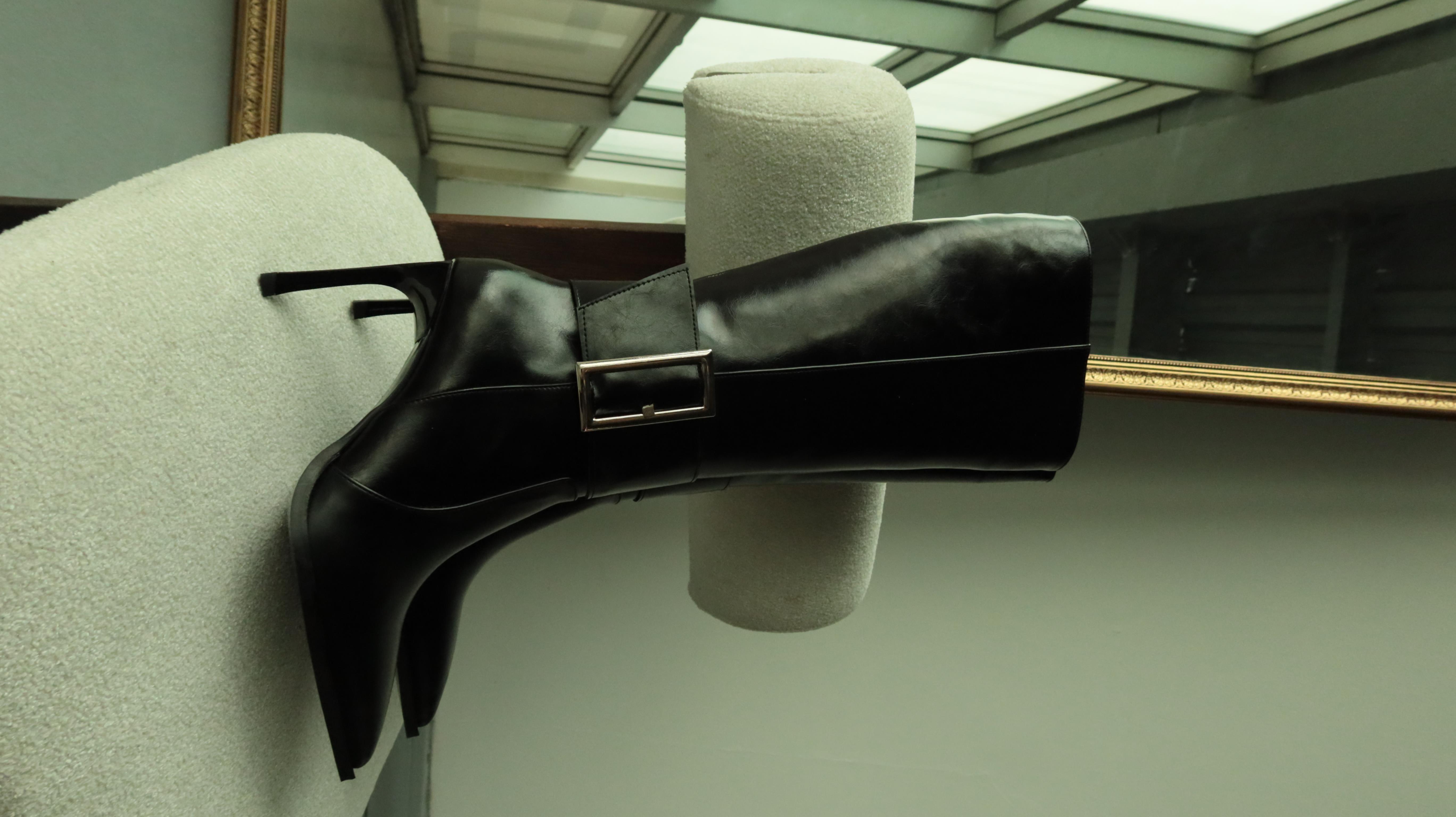 Vera Siyah Cilt Tokalı Topuklu Çizme