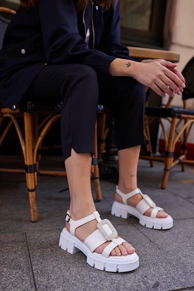 051- M1000 Beyaz Cilt Çift Bantlı Taş Detaylı Kadın Sandalet