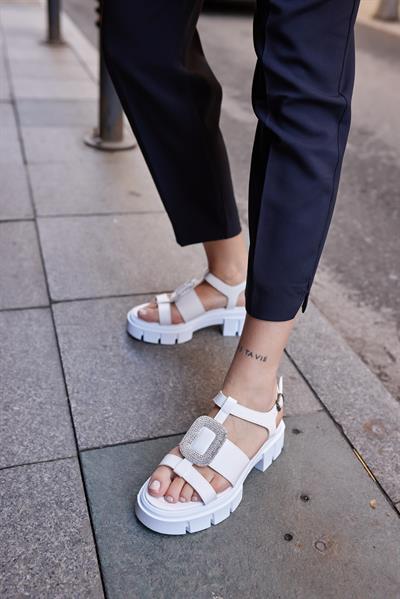 051- M1000 Beyaz Cilt Çift Bantlı Taş Detaylı Kadın Sandalet