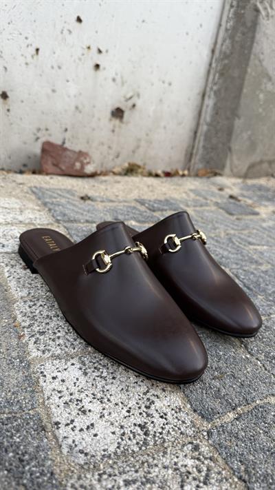 Acıkahve Cilt Tokalı Düz Model Terlik