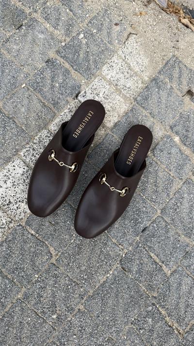 Acıkahve Cilt Tokalı Düz Model Terlik