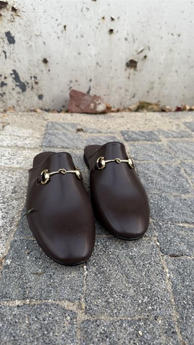 Acıkahve Cilt Tokalı Düz Model Terlik
