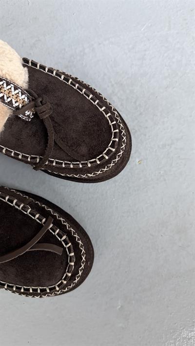 Acıkahve Hakiki Süet Deri Dikişli Kürklü Kadın Makosen Terlik