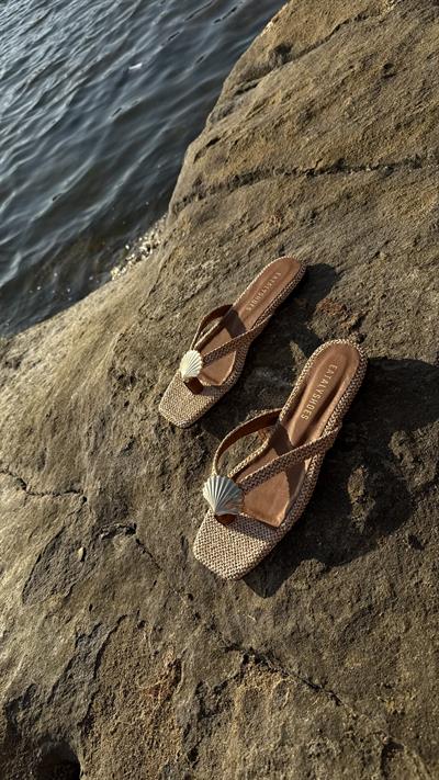 Bej Hasır Midye Kabuklu Parmak Arası Düz Terlik