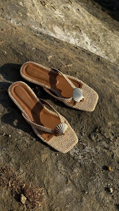 Bej Hasır Midye Kabuklu Parmak Arası Düz Terlik