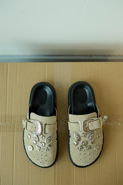 Bej Süet Hakiki Deri Kemerli Tokalı Burnu Kapalı Kadın Terlik