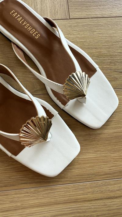 Beyaz Cilt Midye Kabuklu Parmak Arası Düz Terlik