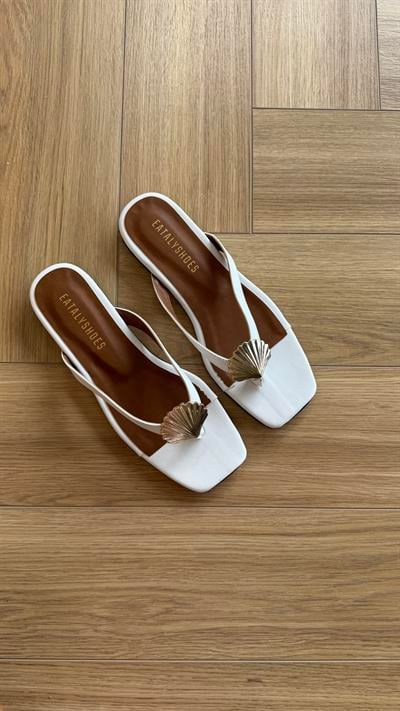 Beyaz Cilt Midye Kabuklu Parmak Arası Düz Terlik