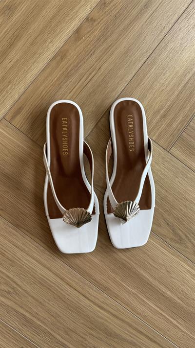 Beyaz Cilt Midye Kabuklu Parmak Arası Düz Terlik