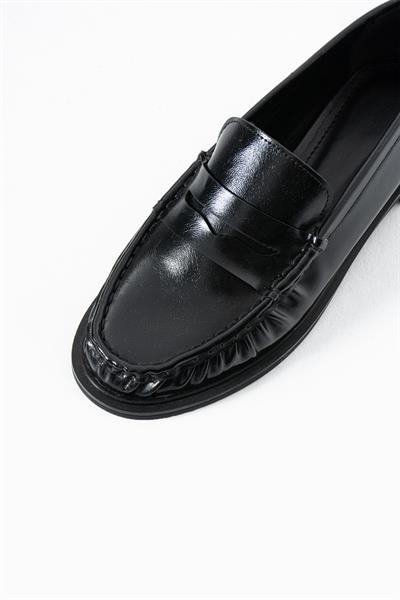 Büzgülü Siyah Cilt Makosen Kadın Ayakkabı