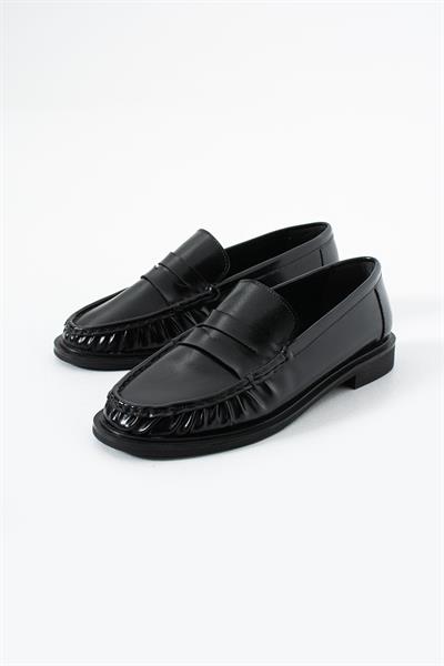 Büzgülü Siyah Cilt Makosen Kadın Ayakkabı