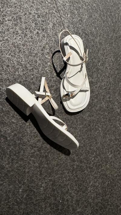 Coco Beyaz Gold Toka Detaylı Sandalet