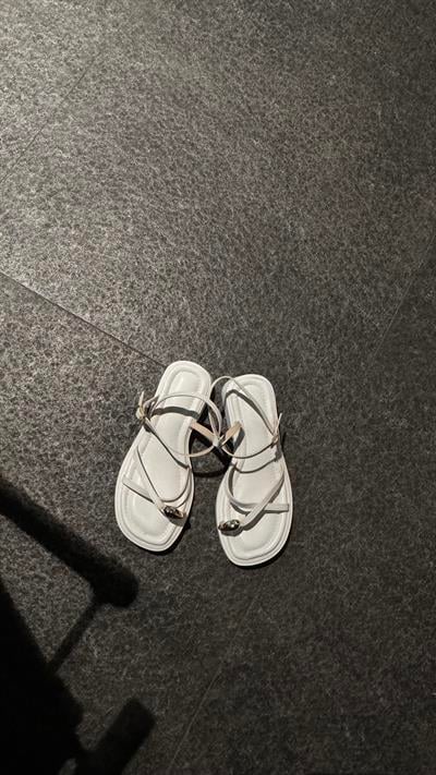 Coco Beyaz Gold Toka Detaylı Sandalet