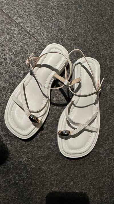 Coco Beyaz Gold Toka Detaylı Sandalet
