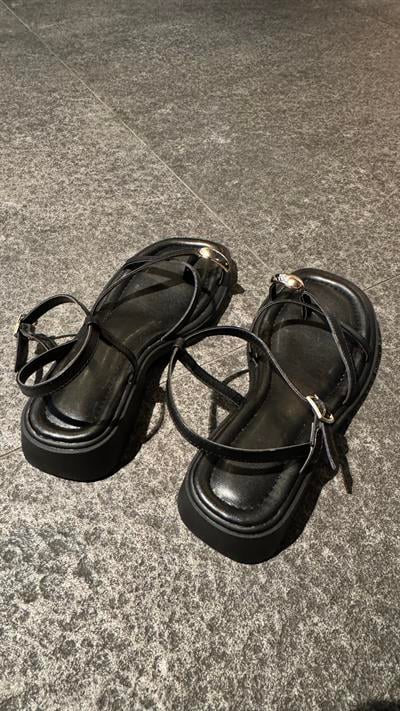 Coco Siyah Gold Toka Detaylı Sandalet