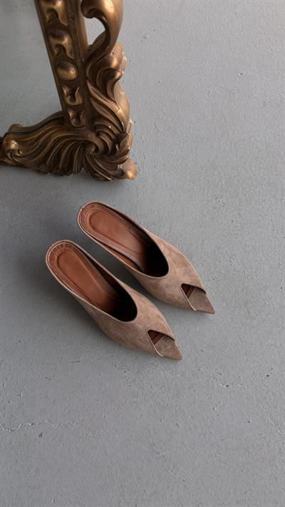 Elmira Süet Sivri Burun Topuklu Terlik Taba