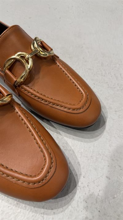 Gold Toka Detaylı Yuvarlak Kalıp Dikişli Kadın Babet Taba