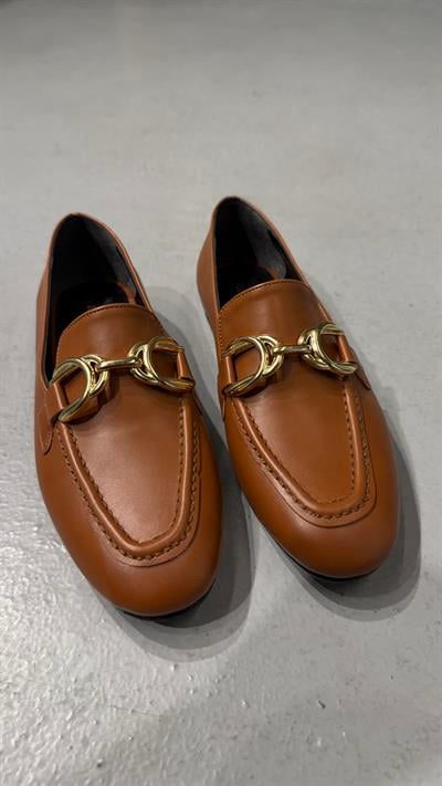 Gold Toka Detaylı Yuvarlak Kalıp Dikişli Kadın Babet Taba