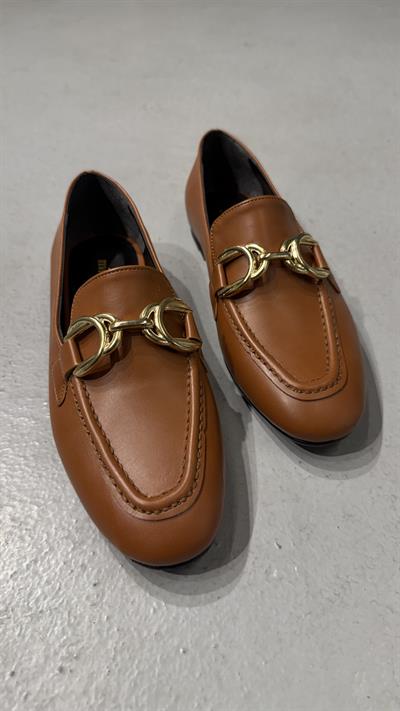 Gold Toka Detaylı Yuvarlak Kalıp Dikişli Kadın Babet Taba