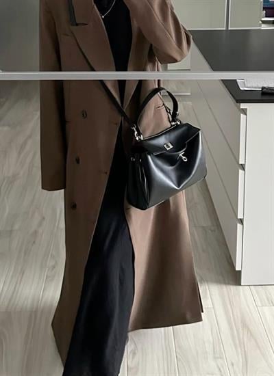 Kapaklı Uzun Askılı Salaş Deri Çanta Siyah