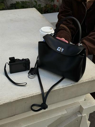 Kapaklı Uzun Askılı Salaş Deri Çanta Siyah