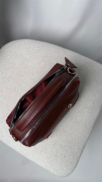 Kare Kalıp Model Fermuarlı Çift Gözlü Yandan Askı Detaylı Çanta Bordo