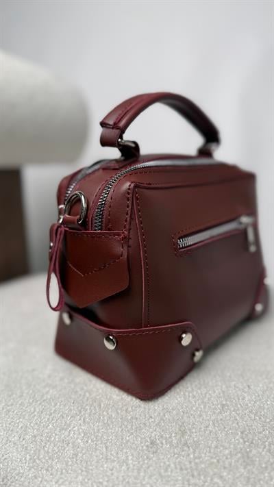Kare Kalıp Model Fermuarlı Çift Gözlü Yandan Askı Detaylı Çanta Bordo